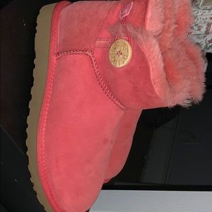 Lightly worn woman Bailey button uggs size 7